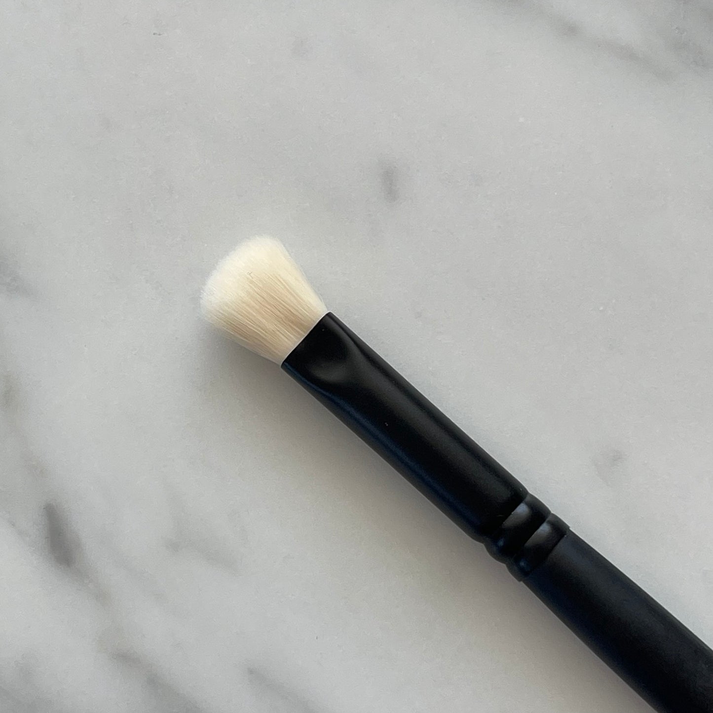 HD White Shadow Angle Fluff Brush
