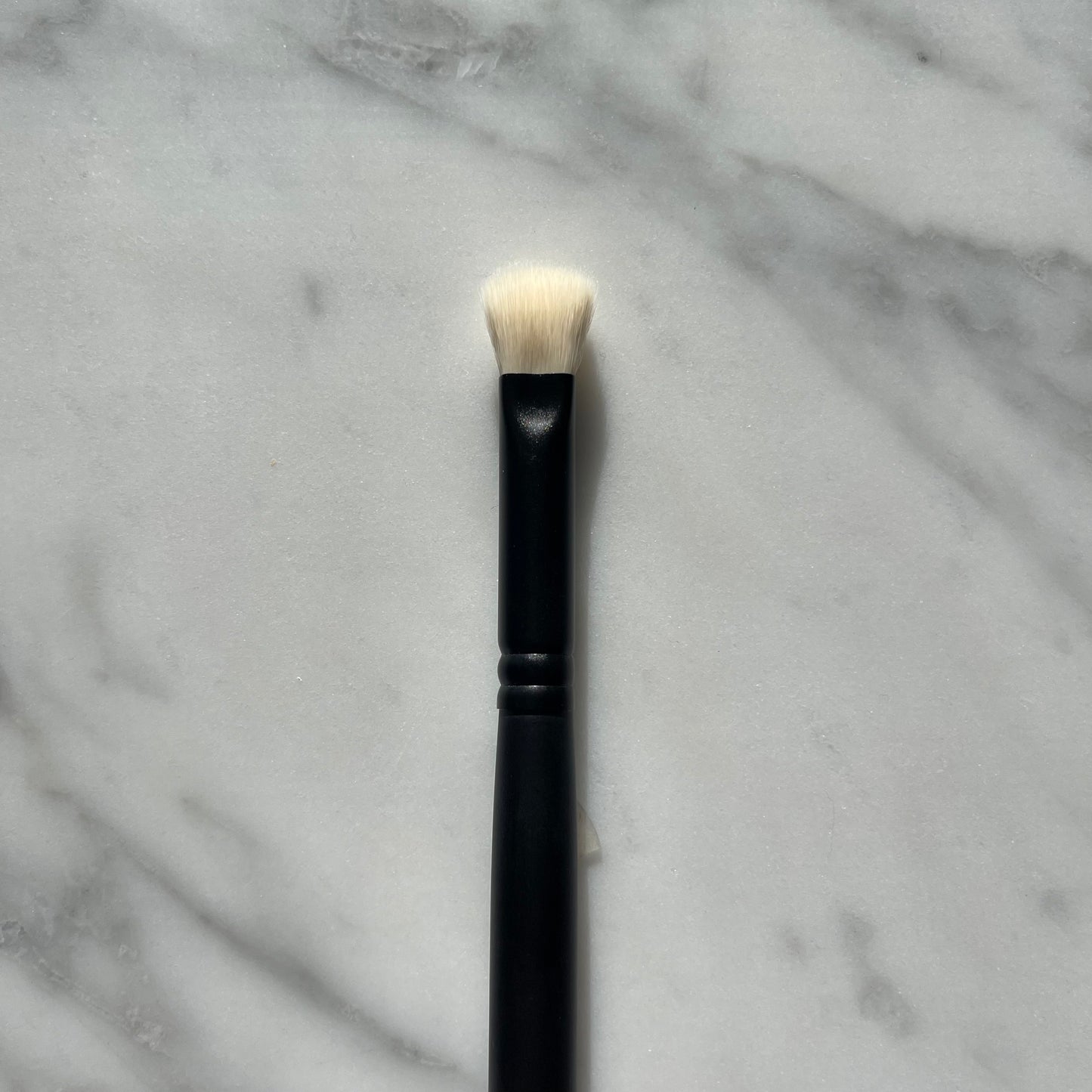 HD White Shadow Angle Fluff Brush