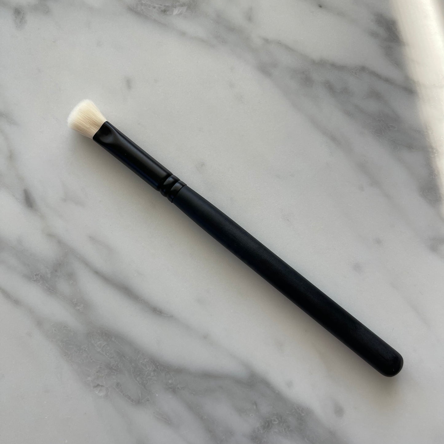 HD White Shadow Angle Fluff Brush